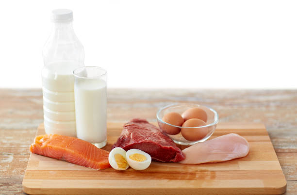 alimento proteico natural en mesa de madera - carne y los productos lácteos fotografías e imágenes de stock