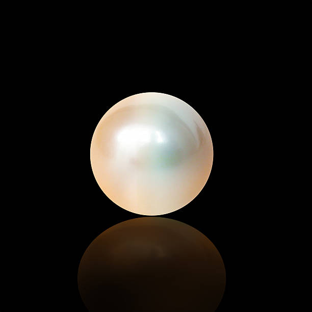 Natures perfection Studio shot of a large pearl pearl jewelry stock pictures, royalty-free photos & images