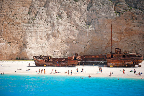 navagio schipbreuk beach, zakynthos, griekenland - navagio beach stockfoto's en -beelden
