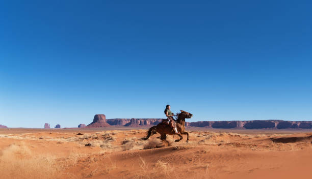navajo ung kvinna rider snabbt på hästar i monument valley arizona - usa - desert cowgirl bildbanksfoton och bilder