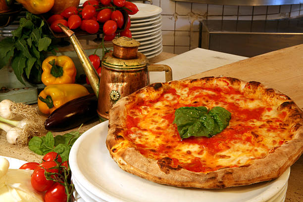 pizza napoletana - spezia napoli foto e immagini stock