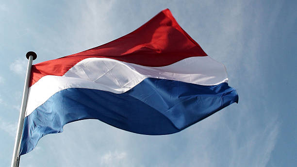 nederland-flagge winken im amsterdam.europe - holländische flagge stock-fotos und bilder