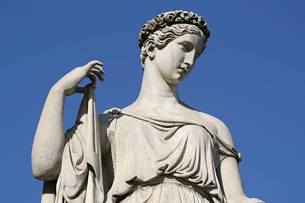stile neoclassico scultura di una donna - piazza del popolo roma foto e immagini stock