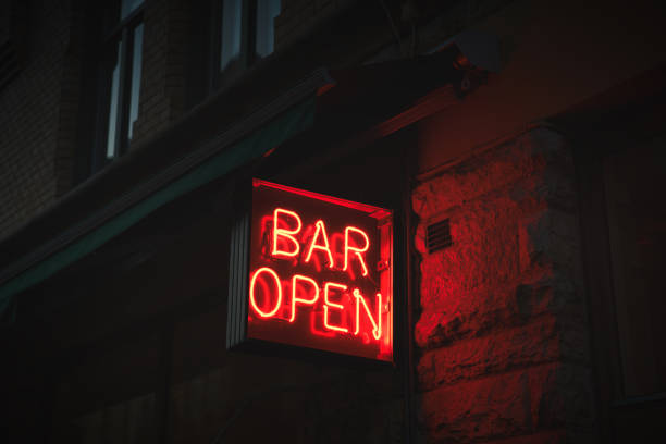 planche de signe de néon, bar ouvert - bar photos et images de collection