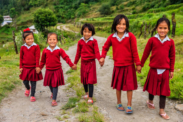 안나푸르나 범위 근처 마을 네팔어 여 학생 - 네팔 뉴스 사진 이미지