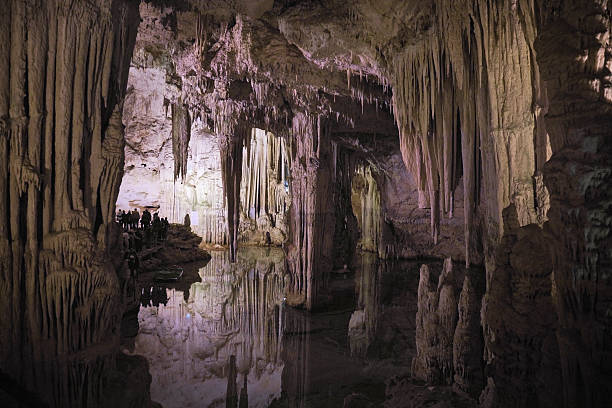neptune cave - stalagmiet stockfoto's en -beelden