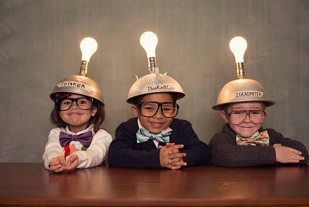 nerd crianças usando capacetes de leitura da mente iluminadas - geek - fotografias e filmes do acervo