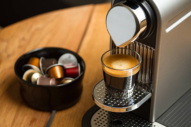 machine à café nespresso - nespresso photos et images de collection