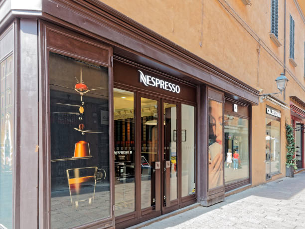 fenêtre de magasin de café nespresso - nespresso photos et images de collection