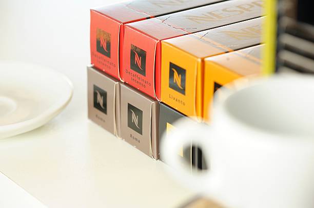 boîtes à café nespresso - nespresso photos et images de collection