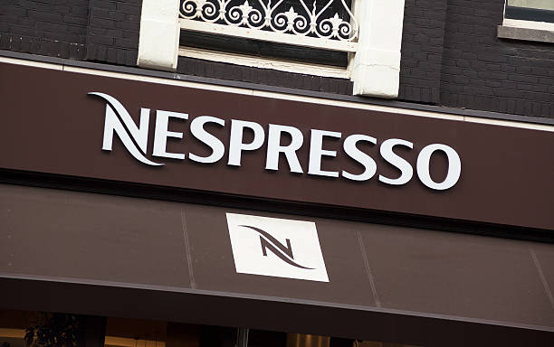 nespresso logo sur le magasin avant à amsterdam - nespresso photos et images de collection