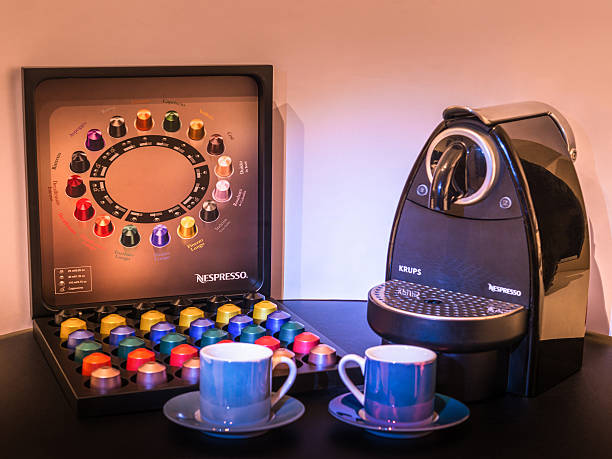 machine à café nespresso des plans série de high street et cafés - nespresso photos et images de collection