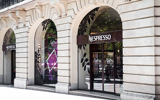 nespresso magasin de vente au détail sur les champs-élysées, à paris - nespresso photos et images de collection