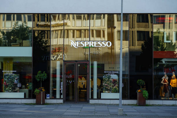 boutique nespresso dans la rue avenyn centre de gothenburg - nespresso photos et images de collection