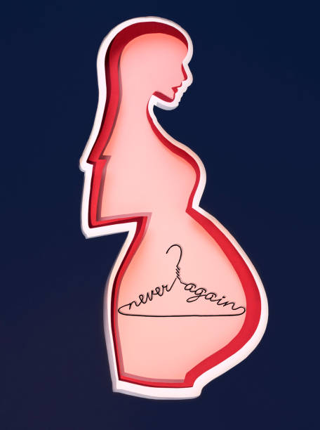 다시는 낙태 옷걸이에 프레그랏 여성 실루엣이 없습니다. 안전하지 않은 낙태 개념 - roe v wade 뉴스 사진 이미지
