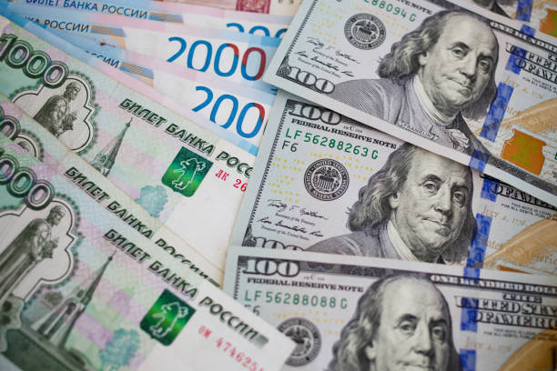 새로운 지폐 백 달러와 러시아 루블. - 러시아 루블 뉴스 사진 이미지