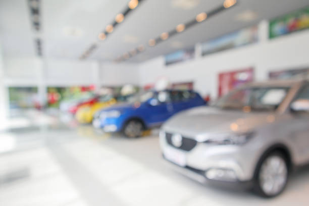 쇼룸에서 새로운 자동차 흐리게 중심 배경 - car dealership 뉴스 사진 이미지