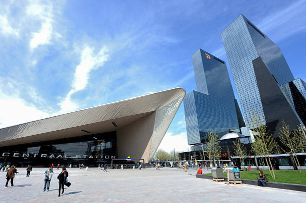 new central station in rotterdam with gold coloured roof - rotterdam station stockfoto's en -beelden