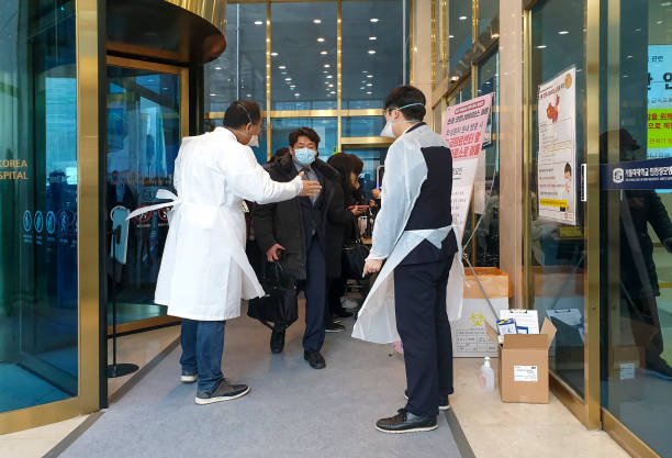 January 28, 2020.
At the main entrance of Incheon St. Mary's Hospital, hospital staff are checking the outbound records of outpatients and visitors to prevent the entry of new coronaviruses.

The Korean government believes in the announcement of the new corona by the Chinese government, but the Korean hospitals do not trust the Chinese government's announcement and the Korean government's defense.