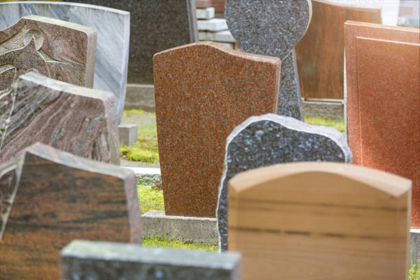 新しい墓石が並び - 墓石 写真 ストックフォトと画像