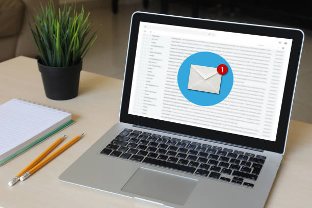 nuevo correo mensaje correo electrónico comunicación portátil escritorio de la computadora - email fotografías e imágenes de stock