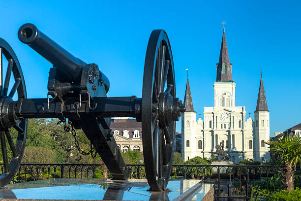 new orleans' saint louis cathedral and cannon - stonewall jackson stok fotoğraflar ve resimler