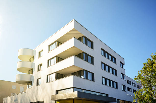 nya bostäder och kommersiella byggnader med moderna fasad i staden - sweden home bildbanksfoton och bilder