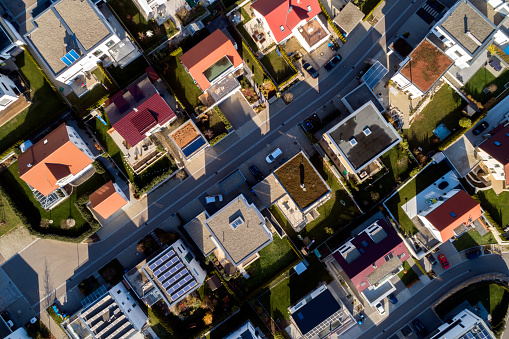 new-residential-neighborhood-from-above-picture-id1070114958 (509×339)