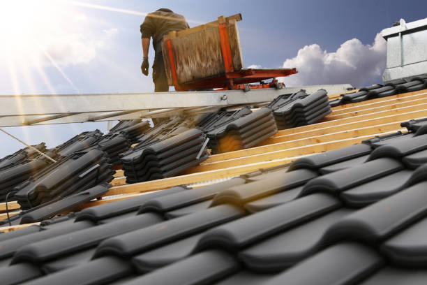 nieuwe dakbedekking in uitvoering - materiaal stockfoto's en -beelden