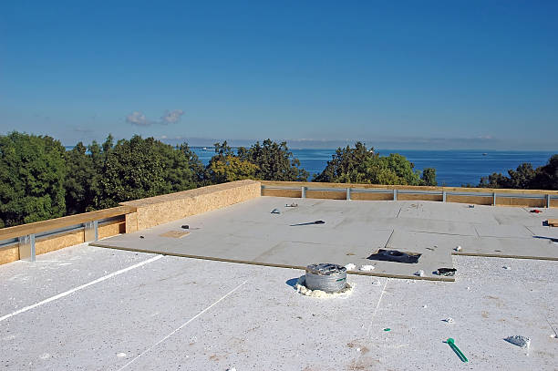 neue dach-konstruktion am meer - dachdämmung stock-fotos und bilder