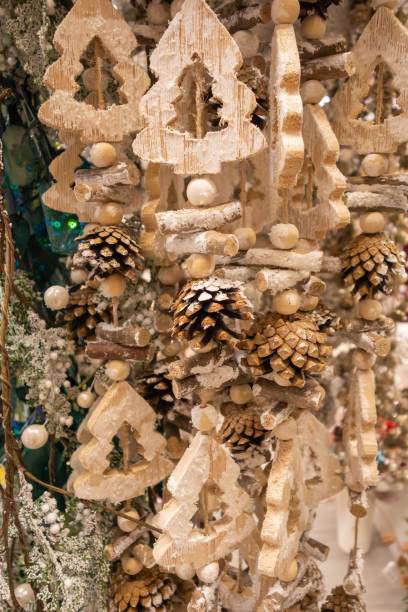 nieuwjaar en kerstmis stilleven. houten decoraties voor de kerstboom. - bread still life brown wall stockfoto's en -beelden