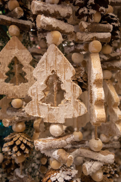 nieuwjaar en kerstmis stilleven. houten decoraties voor de kerstboom. - bread still life brown wall stockfoto's en -beelden