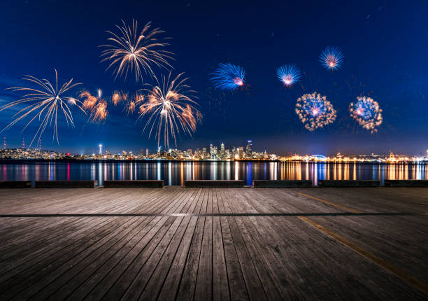 2019 año nuevo fuegos artificiales sobre la bahía puget sound, seattle - fireworks background fotografías e imágenes de stock