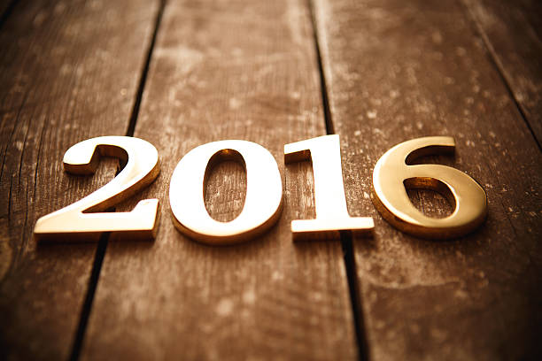 nouvel an (en métal doré) texte sur bois - 2016 photos et images de collection