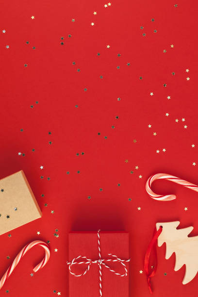 신년 이나 크리스마스 선물 빨간색 배경 - 세로 구도 뉴스 사진 이미지