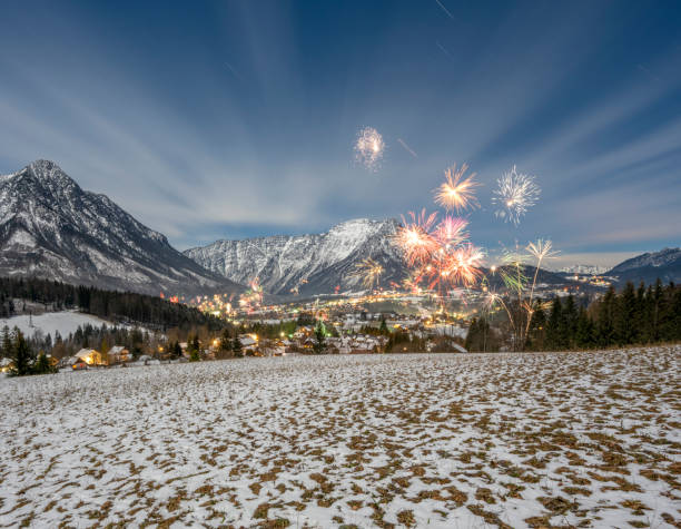 New Year's Eve Fireworks, Bad Aussee, Ausseerland, Salzkammergut, Austria New Year's Eve Fireworks, Bad Aussee, Ausseerland, Salzkammergut, Austria. Nikon Z7ii. Converted from RAW. ausseerland stock pictures, royalty-free photos & images