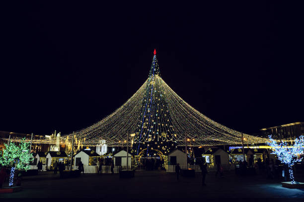 新年索博納亞(大教堂)廣場與聖誕裝飾在貝爾哥羅德市,俄羅斯。 - belgorod 個照片及圖片檔