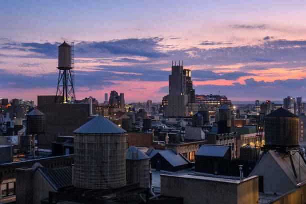 紐約市切爾西屋頂在黃昏與水塔。曼哈頓 - chelsea 個照片及圖片檔