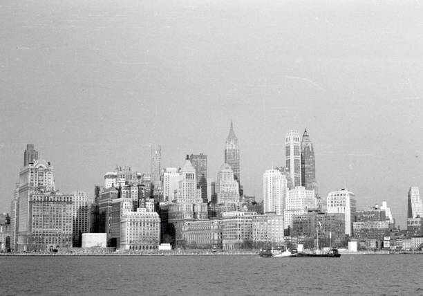 new york city panorama, 1950 - stadtansicht fotos stock-fotos und bilder