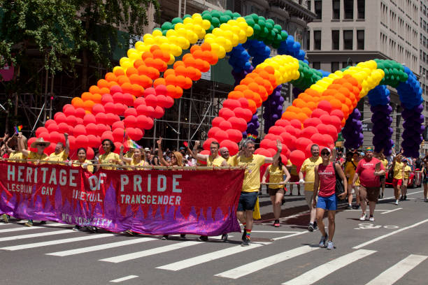 desfile de orgullo de la ciudad de nueva york - nyc pride parade fotografías e imágenes de stock