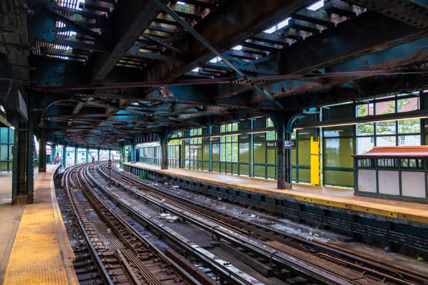 нью-йоркское метро в кони-айленд-бич, нью-йорк, сша - brighton стоковые фото и изображения