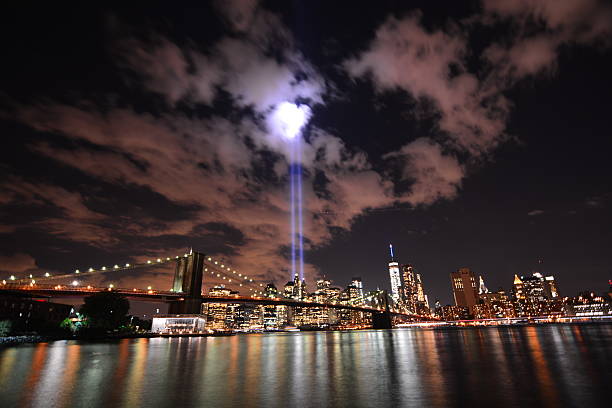 New york skyline tribute lights 9/11 WTC Memorial Light Tribute at Manhattan downtown with view of bridge 911 memorial stock pictures, royalty-free photos & images