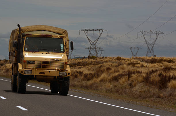nova zelândia exército veículo de carro na estrada no deserto - unimog - fotografias e filmes do acervo