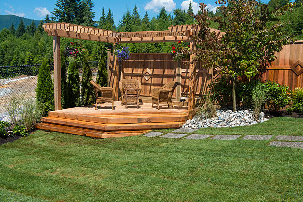 newly landscaped outdoor space - hangplant wood stockfoto's en -beelden