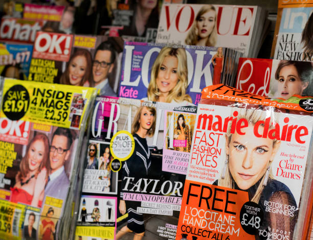 news stand featuring a mix of magazines - linha artigo de costura imagens e fotografias de stock