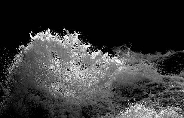 夜の「スプラッシュ」 - 岩 写真 ストックフォトと画像