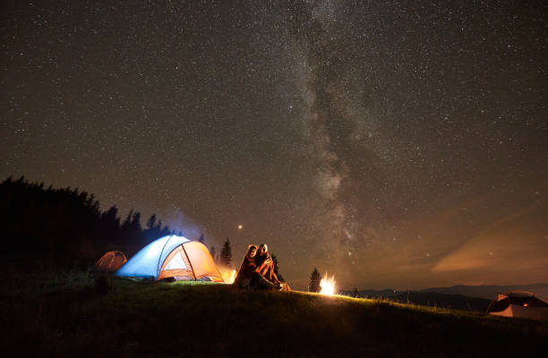 夜の星空の下の山での夏のキャンプ - キャンプ ストックフォトと画像