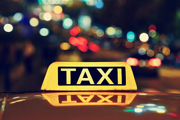 taxi di notte - taxi foto e immagini stock