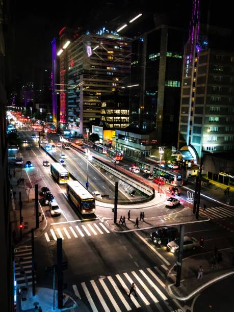 visão noturna da avenida paulista - avenida paulista - fotografias e filmes do acervo