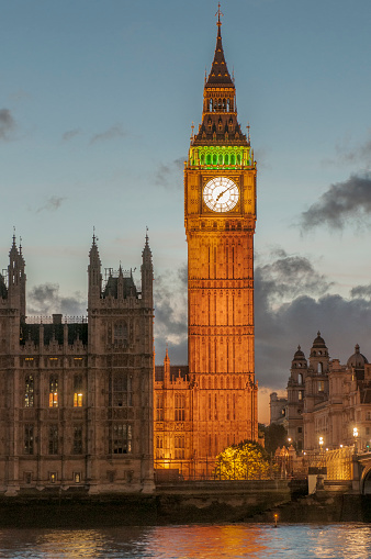 ウェストミンスターロンドンイングランド英国で国会議事堂ビッグベンとテムズ川の家の夜景 イギリスのストックフォトや画像を多数ご用意 Istock